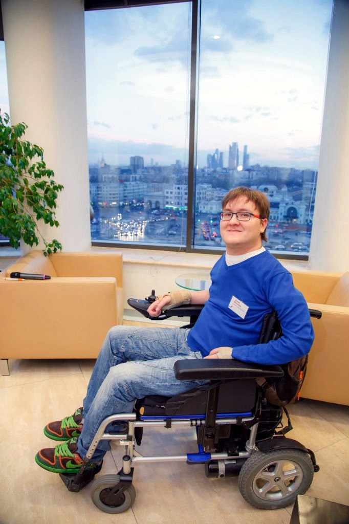 Передвигается 25-летний парень с инвалидностью на навороченной коляске нового поколения.