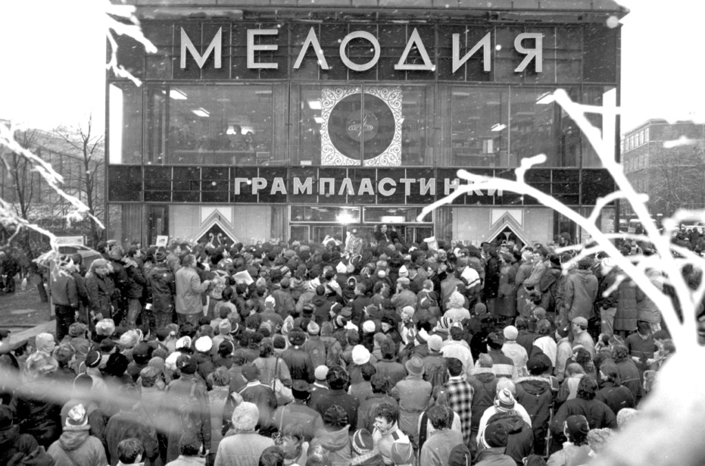 Давка у магазина "Мелодия": выбросили дефицитную пластинку