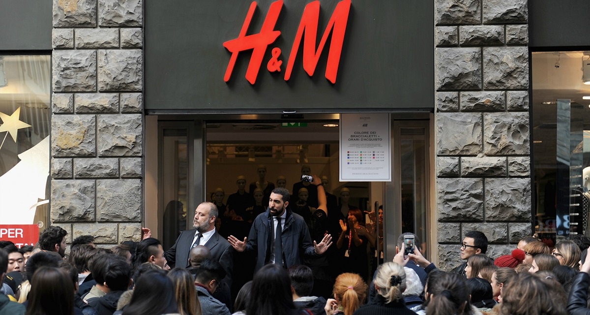 В рекламе H&M усмотрели проявление расизмаВокруг надписи «Самая крутая обезьянка в джунглях» разгорелся скандал