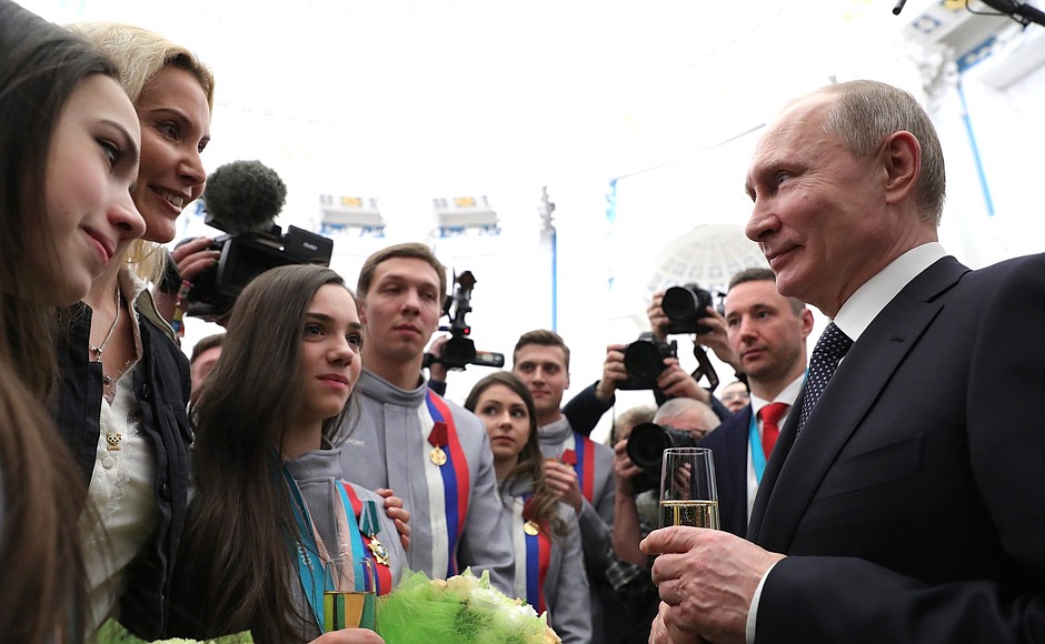 После церемонии спортсмены имели возможность пообщаться с президентом в неформальной обстановке.