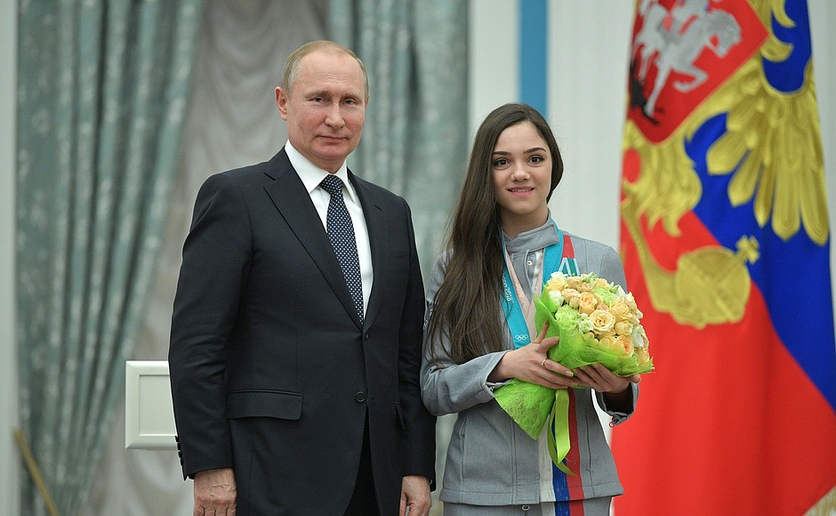 Алина Загитова и Евгения Медведева первыми подошли к Путину после церемонии.