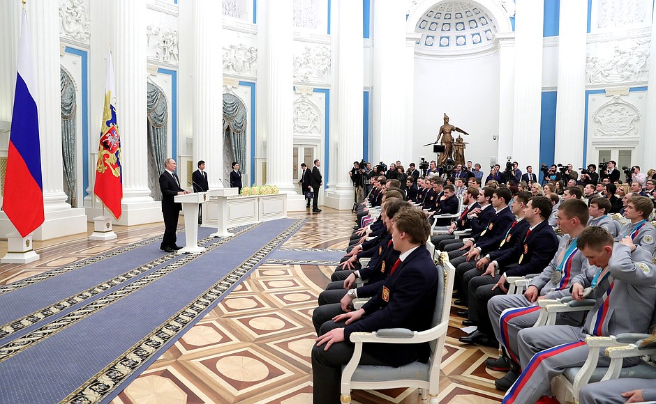 Медалисты Олимпиады получили государственные наградыВ Кремле прошло награждение российских олимпийцев - победителей и призёров Пхенчхана