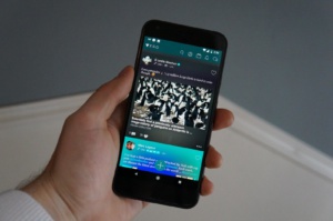 После светлых "стенок" Instagram, FaceBook и ВКонтакте, темный интерфейс может показаться неудобным.
