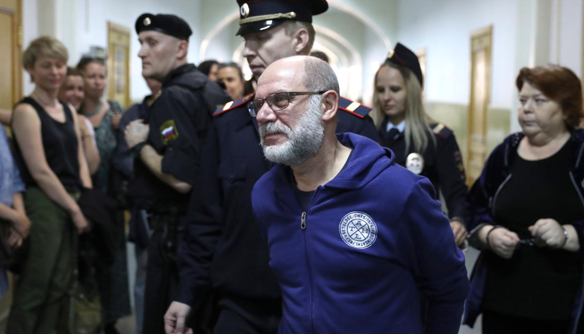 СК просит перевести под домашний арест Алексея МалобродскогоСостояние здоровья бывшего директора «Гоголь-центра» ухудшается 