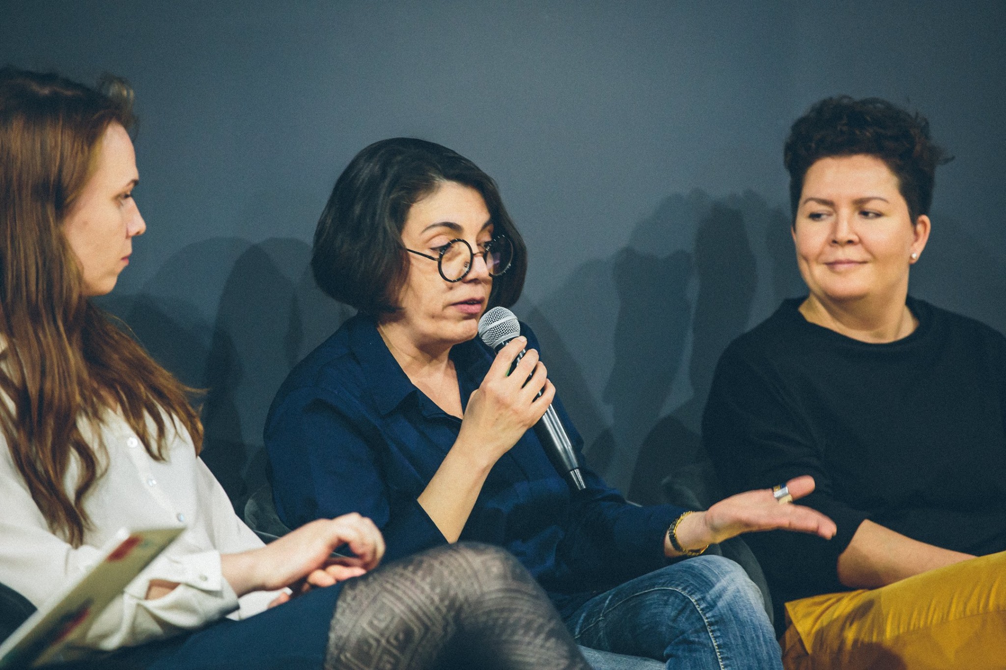 Зара Арутюнян, психологиня, специалист по работе с жертвами насилия ( в центре). Фото: Такие Дела/Аня Тодич