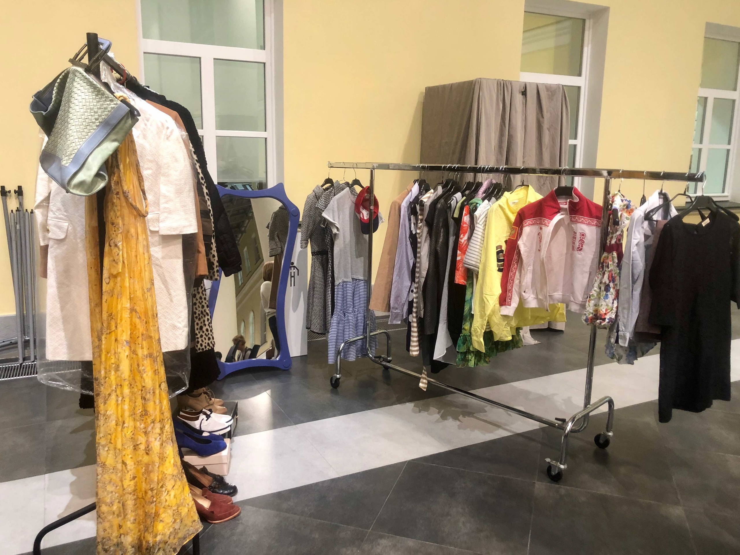 Вешалки и боксы готовы принять одежду для нуждающихся