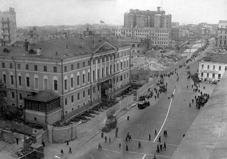 Здание Моссовета переезжало вместе с подвалом, потому что в этих помещениях располагался архив с засекреченными документами, переносить которые было запрещено