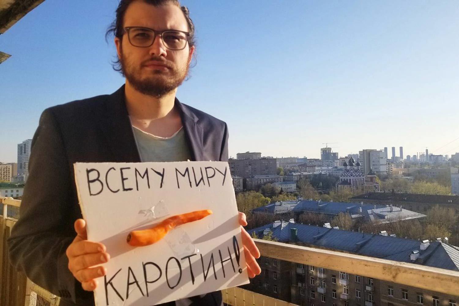 "Балконный монстрант" (источник: Твиттер)