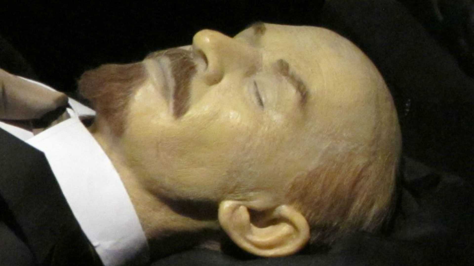 Бальзамированное тело В.И.Ленина в мавзолее / архив РИА Новости