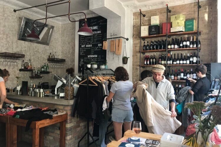Своп-вечеринка в кафе (Источник: sustainyourstyle.org)