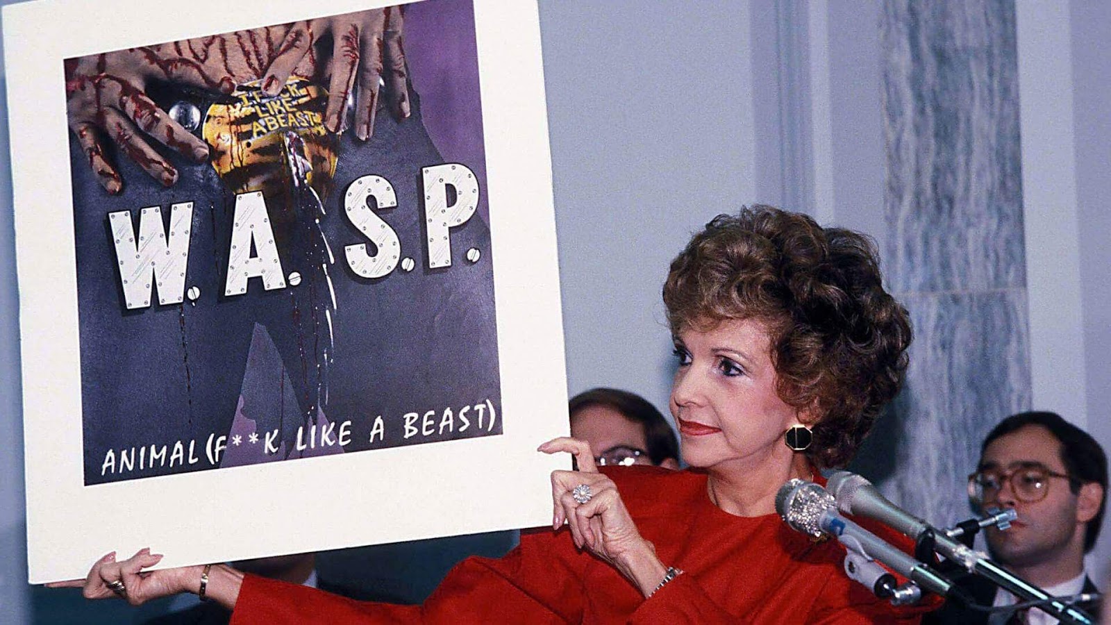 Представительница PMRC с альбомом группы W.A.S.P.