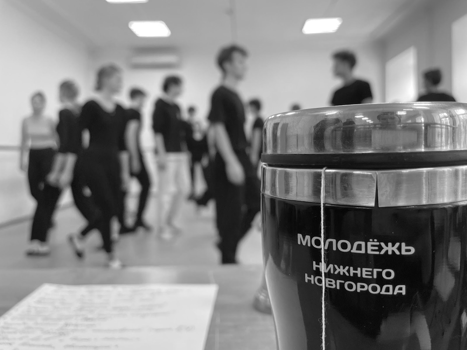 Студенты выполняют упражнение «Броуновское движение» на занятии по актерскому мастерству