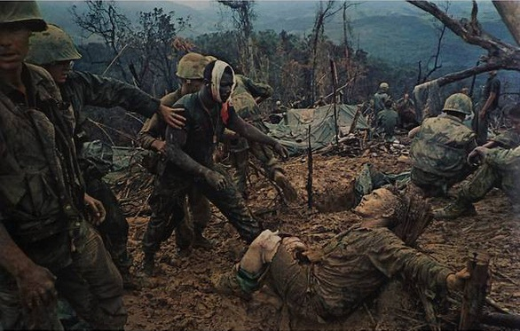 Bức ảnh của Larry Burrows "Reaching Out, 1966"