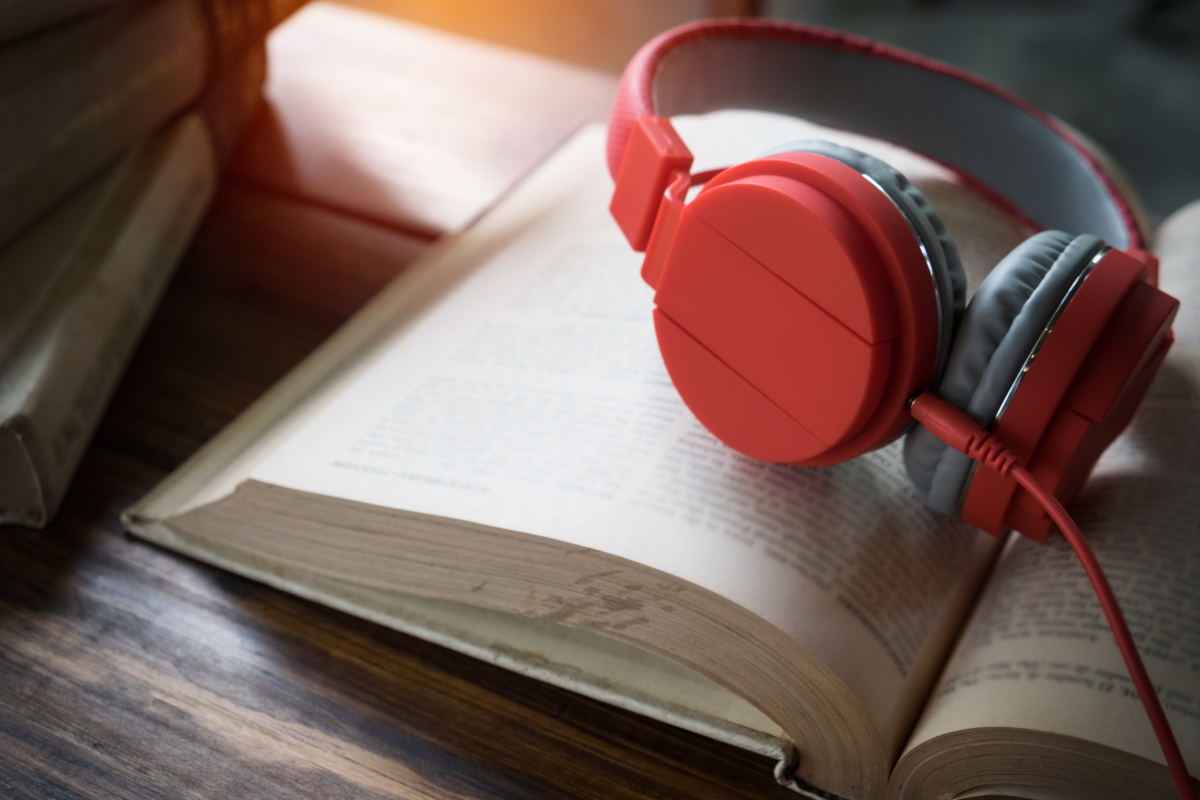 Бумажные и аудио книги: на чьей стороне ты?Какие плюсы и минусы есть в чтении и прослушивании книг?