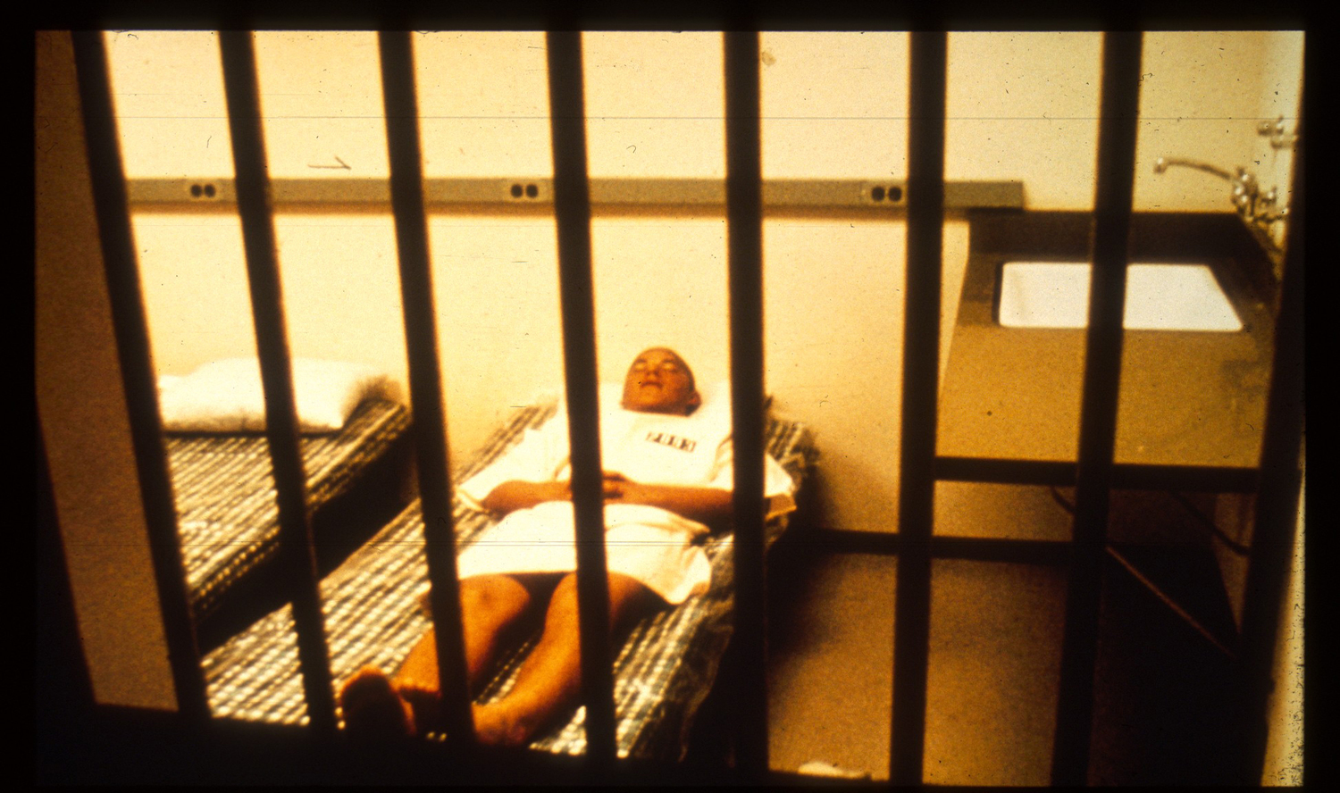 Один из заключенных в камере. Фото: prisonexp.org