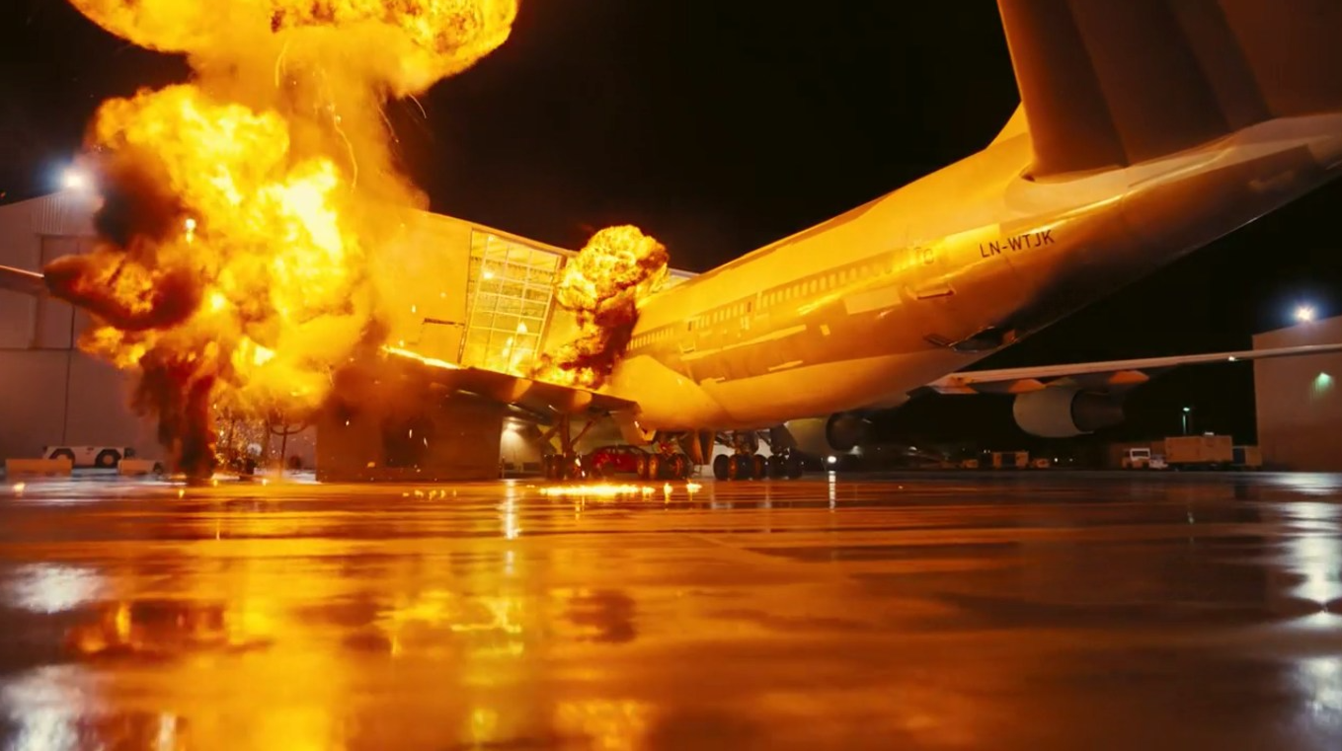 Кадр из фильма «Довод». В сцене использовали настоящий самолет марки «Boeing».